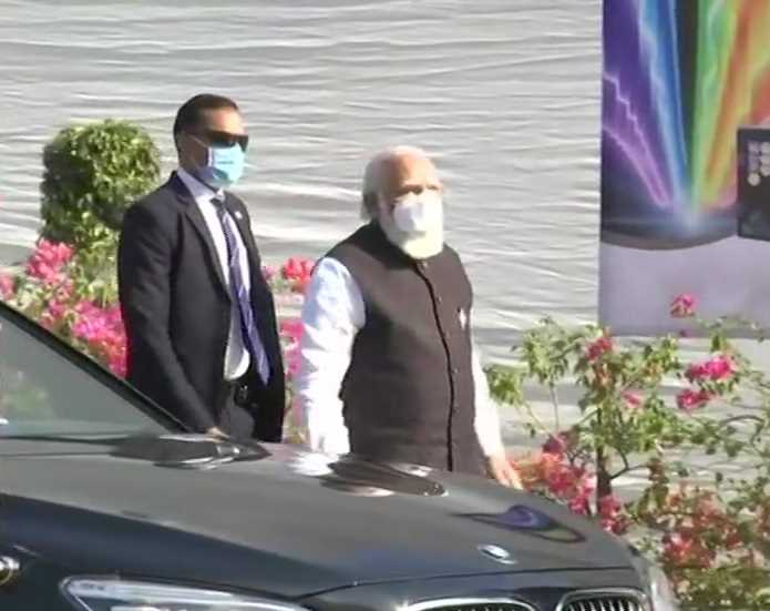 देश में गंभीर होता कोरोना का प्रकोप, वैक्सीन का जायजा लेने अहमदाबाद पहुंचे पीएम मोदी